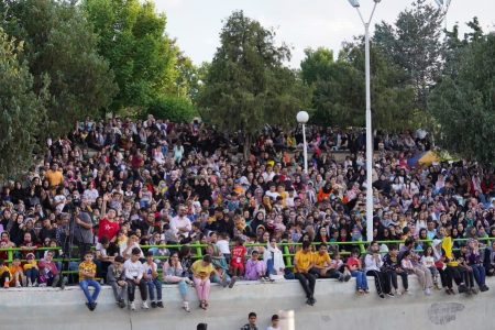 حضور چندین هزار نفری مردم فرهنگ دوست شهر خوی در پنجمین جشن گلاب گیری شهرداری خوی