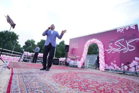 اجرای هنرمند موسیقی؛ احد تابع خیام  در پنجمین جشن گلاب گیری شهرداری خوی