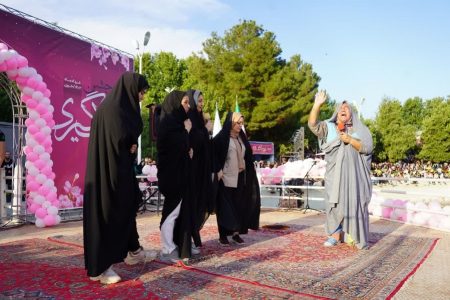 اجرای گروه نمایشی جعفر وهاب پور در پنجمین جشن گلاب گیری شهرداری خوی