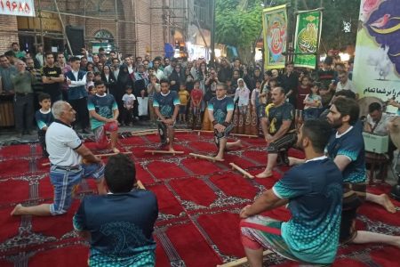اجرای ورزش ملی مذهبی و پهلوانی زورخانه ای در پیاده راه انقلاب