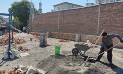 استمرار عملیات ساخت سرویس های بهداشتی پشت امامزاده سید بهلول