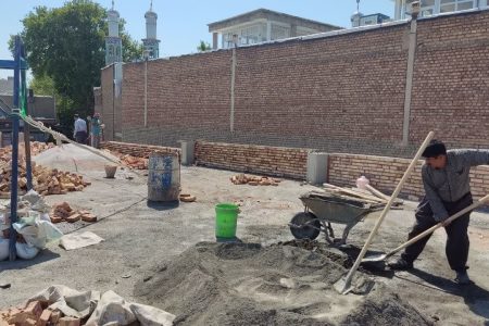 استمرار عملیات ساخت سرویس های بهداشتی پشت امامزاده سید بهلول