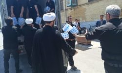 توزیع آب معدنی و شربت برای نمازگزاران جمعه عاشورایی