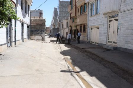 آماده سازی و زیرسازی کوچه شهید حسینلو منتهی به خیابان قویونچولار جهت لکه گیری و آسفالت ریزی