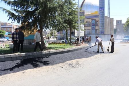 استمرار عملیات اصلاح هندسی و لکه گیری آسفالت میدان امام علی(ع) در بلوار جانبازان
