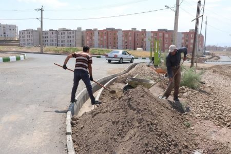 اجرای عملیات تسطیح پیاده‌روها و آماده سازی محل کاشت محوطه مساکن مهر