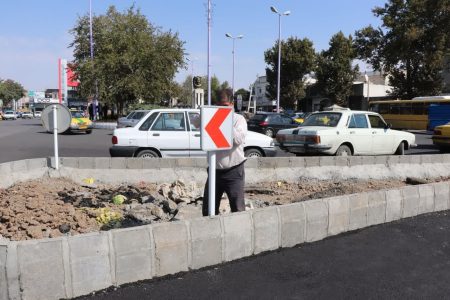 نصب علائم ترافیکی در محل اصلاح هندسی میدان ولیعصر (عج)
