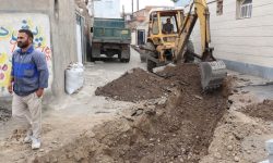 تداوم عملیات آماده سازی جهت جدول گذاری کوچه منتهی به خیابان بشارت