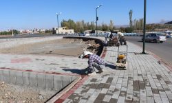 اجرای عملیات سنگفرش چینی میدان واقع در تقاطع کمربندی شهید سلیمانی