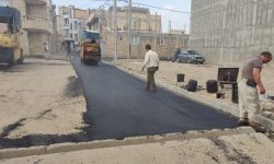 استمرار عملیات آسفالت ریزی کوچه درخشان و بن بست های منتهی به آن