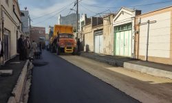 اجرای عملیات آسفالت ریزی کوچه مهستان در منطقه دروازه ماکو