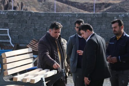 چندی از اعضای شورای شهر از کارگاه مبلمان شهری شهرداری خوی بازدید کردند