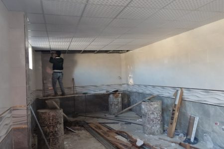 تداوم عملیات احداث سرویس بهداشتی در خیابان پشت امام زاده سید بهلول(ع)