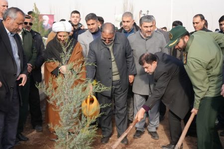 طرح ملی کاشت یک میلیارد اصله نهال در باغ دلگشا آغاز شد