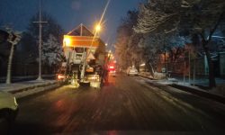 ۱۵۰ نفر از کارکنان شهرداری در حال برف روبی و پاکسازی معابر شهر خوی می باشند