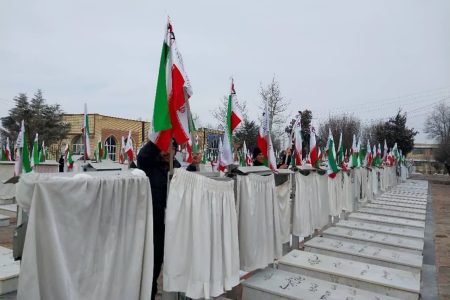 پرچم مزارهای مطهر شهدای شهر خوی تعویض شد
