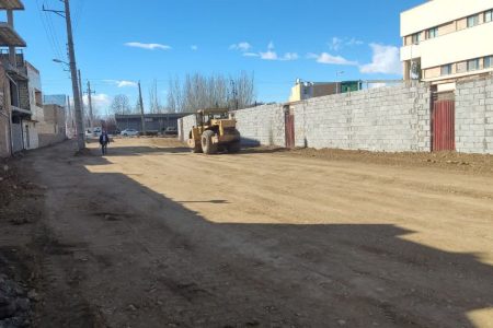 تداوم زیرسازی معبر مسیر گشایی شده در کوی بهمن منتهی به بلوار ولیعصر