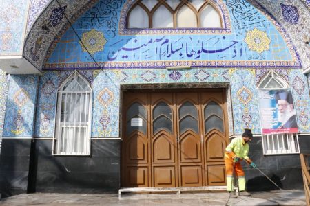 شست و شوی جداره های اماکن مذهبی و بقاع متبرکه در آستانه ماه مبارک رمضان