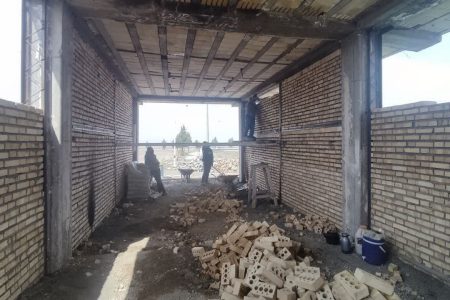 استمرار عملیات ساخت سرویس بهداشتی در محوطه مزار مطهر شهدای گمنام