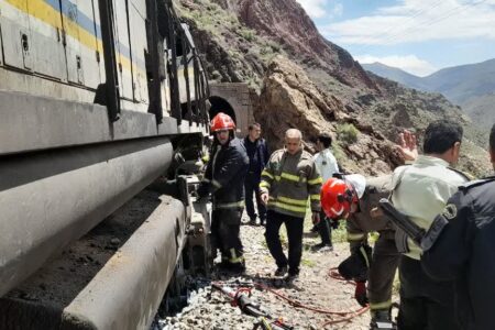 خروج قطار باری از ریل در خوی / آتش نشانی از اولین گروه های حاضر در محل حادثه بود