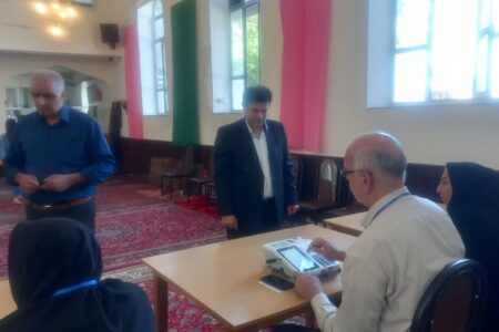 حضور رئیس شورای اسلامی شهر خوی در پای صندوق های رای