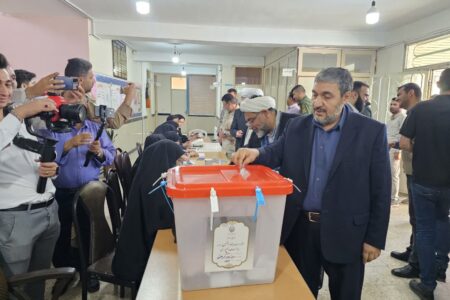 شهردار خوی رای خود را به صندوق انداخت