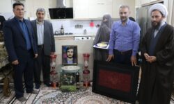 دیدار مسئولان شهری با خانواده شهید دانش آموز حسین دشتبانی