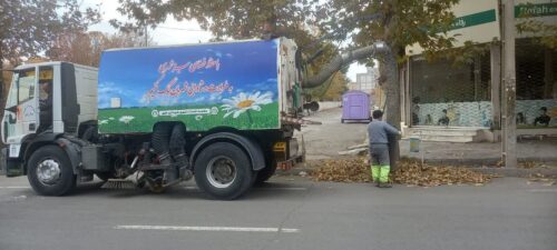 جاروب خیابان های خوی در پاییز