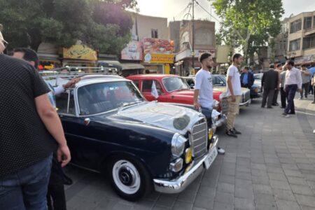 گردهمایی خودروهای کلاسیک در پیاده راه شهر خوی