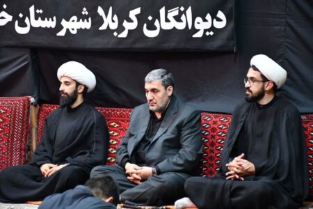 شهردار خوی در بین عزادارن هیئت عزادارن دیوانگان کربلا حضور یافت