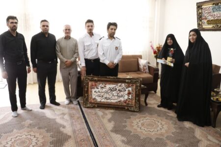 دیدار سرپرست و کارکنان سازمان آتش نشانی و خدمات ایمنی شهرداری خوی با خانواده شهید حسین زاده