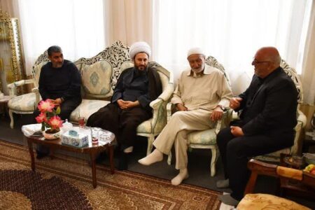 دیدار امام جمعه و شهردار خوی با نمازگزار پیشکسوت نمازجمعه