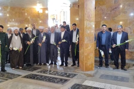 آئین غبارروبی و گل افشانی مزار مطهر شهید کوچری اولین فرماندار شهید کشور