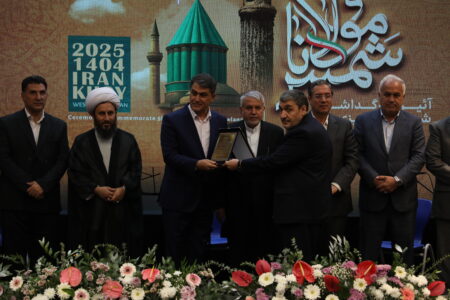 شهردار خوی در همایش بین المللی شمس و مولانا مورد تجلیل قرار گرفت