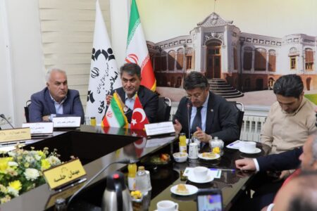آینده اقتصادی خوی در مسیر ترانزیت و تجارت مرز رازی رقم می‌خورد