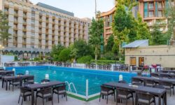 عوارض ساخت هتل در خوی رایگان است