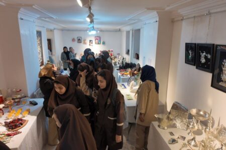 استقبال پرشور شهروندان خویی از نمایشگاه صنایع دستی و هنرهای تجسمی