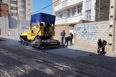 عملیات آسفالت در کوچه شهید سلامت بخش آغاز شد