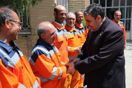 تجلیل از پاکبانان و سبزبانان شهرداری خوی همزمان با روز کارگر