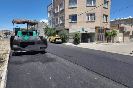 آسفالت‌ریزی در منطقه زنبورداران خوی همچنان ادامه دارد
