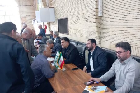 میز خدمت شهرداری خوی در مصلی نماز جمعه برپا شد