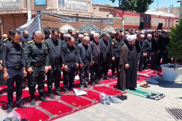 نماز ظهر باشکوه عاشورا به امامت امام جمعه خوی اقامه شد