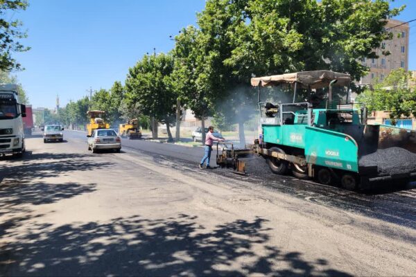 انجام عملیات آسفالت‌ریزی خیابان ورزش خوی در مسیر ارتقای دسترسی به پارک بزرگ ملت