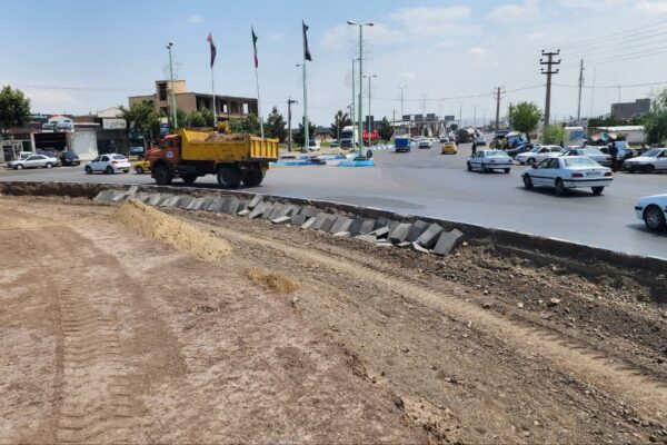 تداوم عملیات اصلاح هندسی و جدول‌گذاری میدان سیدالشهداء(ع)