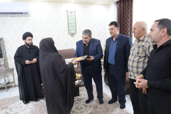 شهردار، رییس شورای شهر و نماینده آستان قدس رضوی با خانواده‌های دو شهید والامقام خوی دیدار کردند