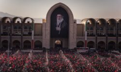 اقامه نماز بر پیکر مطهر مجاهد شهید امام خامنه‌ای و خانواده ایشان