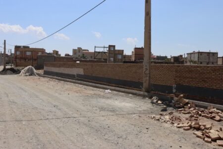 دیوارکشی ضلع شرقی آرامستان قدیم خوی به مراحل پایانی رسید