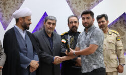مراسم تجلیل از خبرنگاران شهرستان خوی در تالار ارتش برگزار شد + عکس