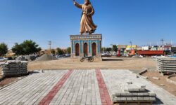 آغاز سنگ‌فرش چینی در محوطه میدان سیدالشهداء (ع) پس از نصب المان شمس تبریزی